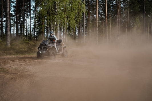 Personne conduisant un quad ATV sur chemin de terre en tout-terrain