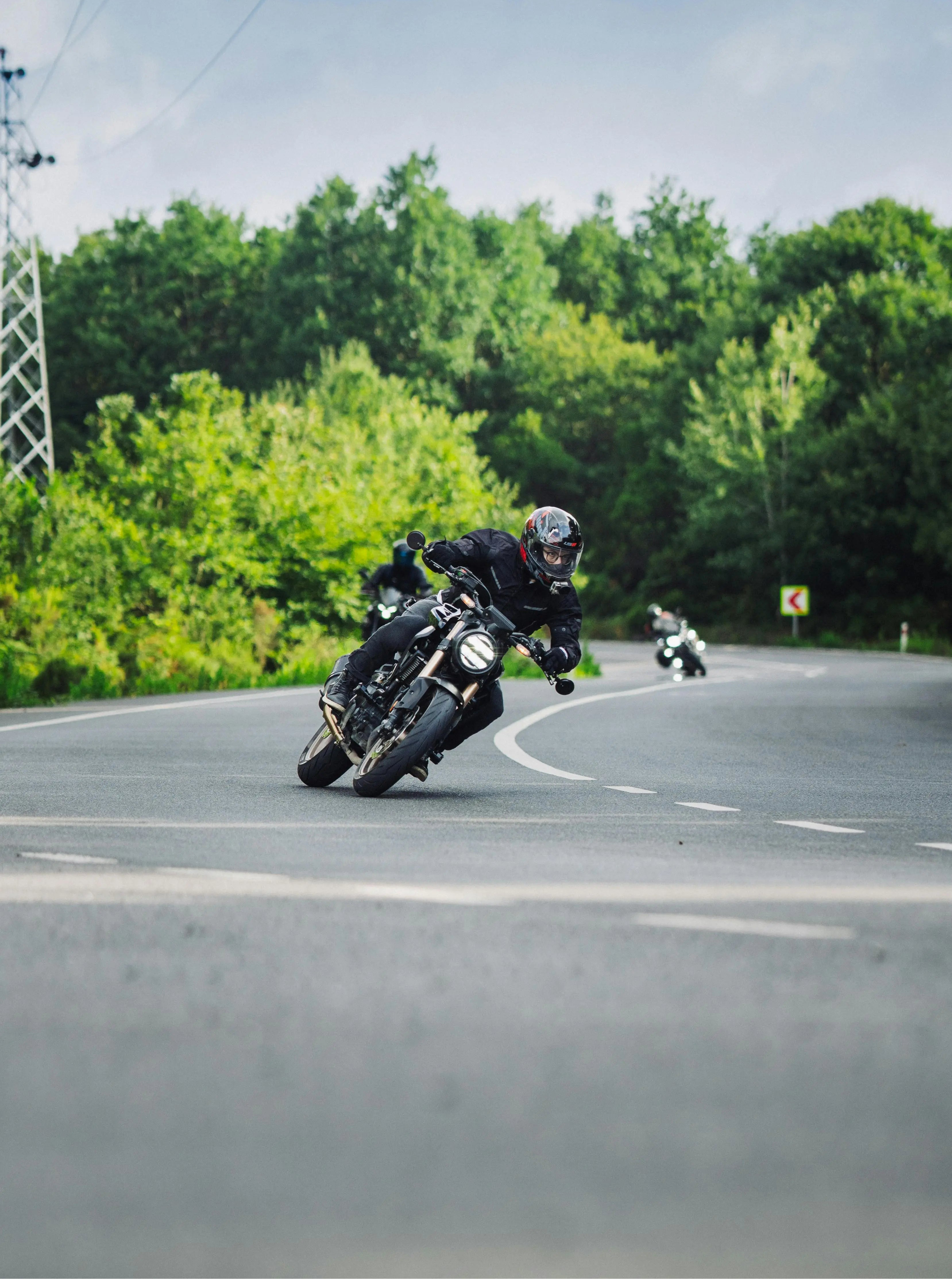 moto qui roule dans un virage